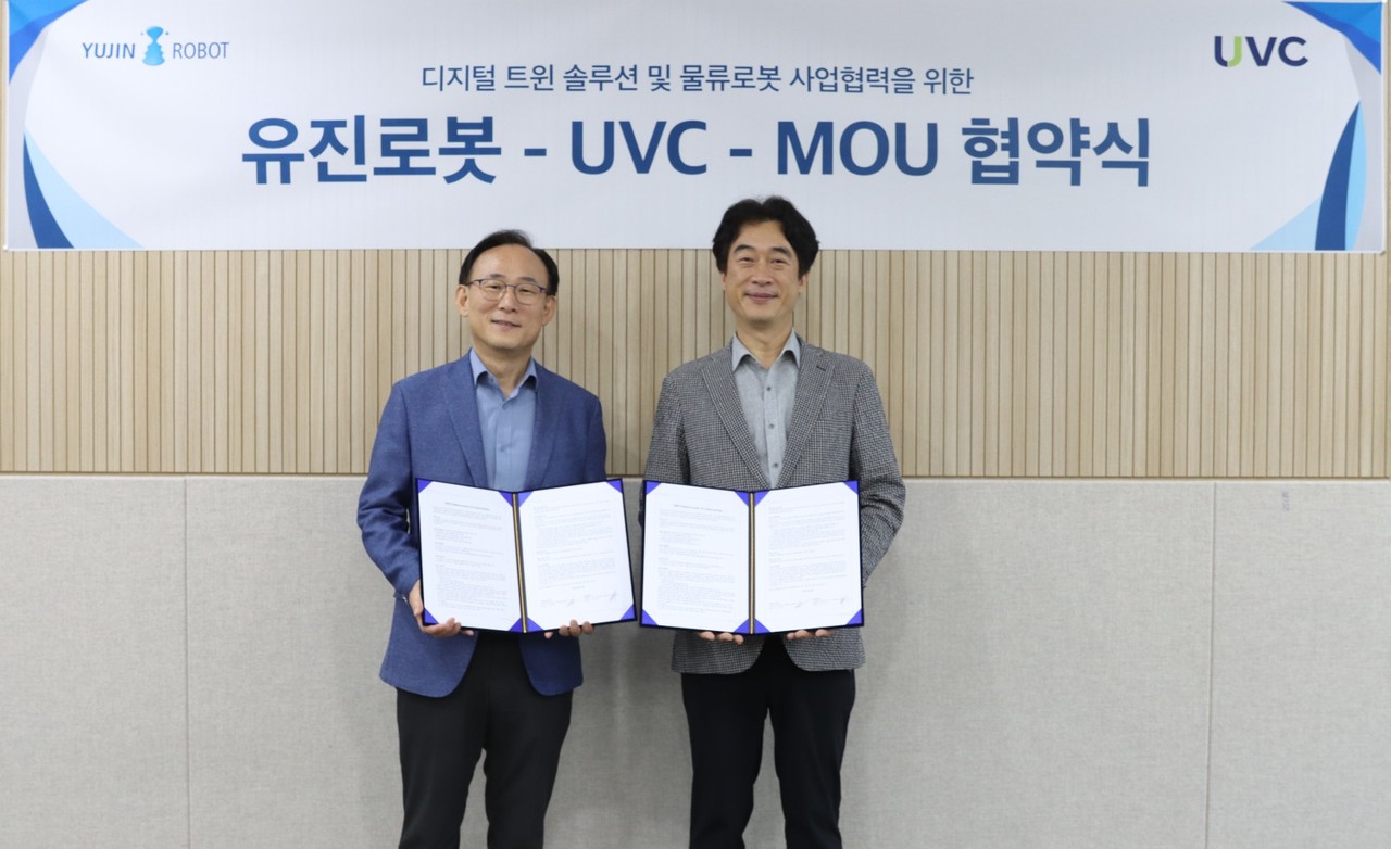  박성주 유진로봇  대표(왼쪽)와  조규종 유비씨 대표가 MOU 체결 기념 촬영을 하고 있다. (사진=유진로봇) 