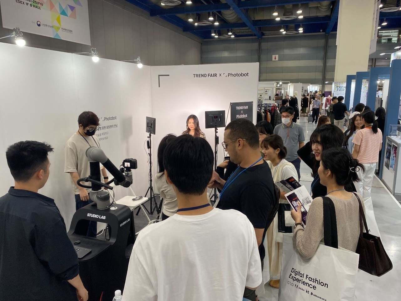 참관객들이 포토봇 부스에 참여하기 위해 대기하고 있다. (사진=스튜디오랩)