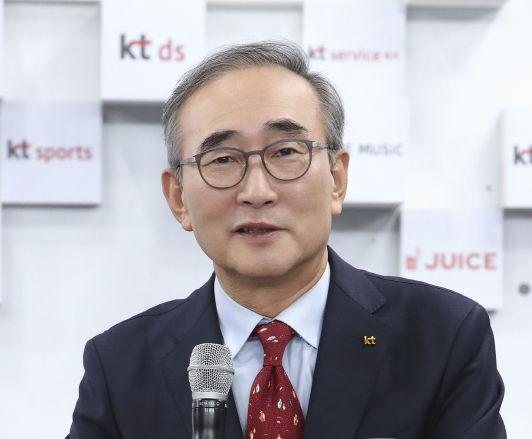 김영섭 대표가 KT 분당사옥에서 진행된 취임식에서 직원들의 질문에 답변하고 있다. (사진=KT)