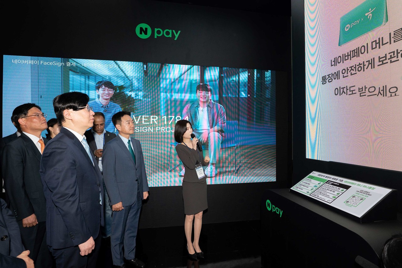 김소영 금융위 부위원장이 네이버페이 부스를 방문, 박상진 네이버페이 대표와 함께 설명을 듣고 있다. (사진=네이버페이) 