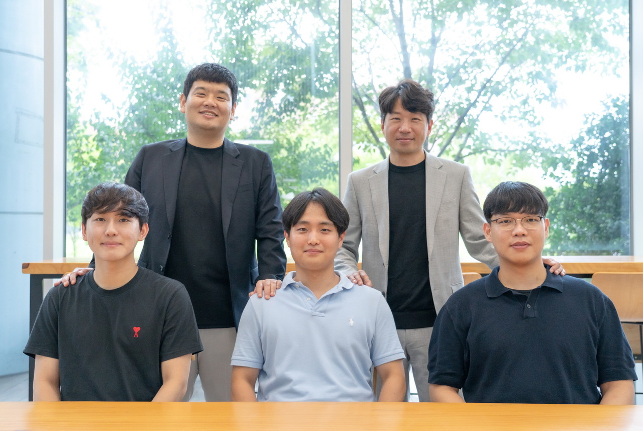  전해곤 교수(뒷줄 왼쪽부터 시계 방향으로), 송영민 교수, 강지원 석사, 박진휘 석박통합과정, 고주환 박사과정 (사진=GIST)