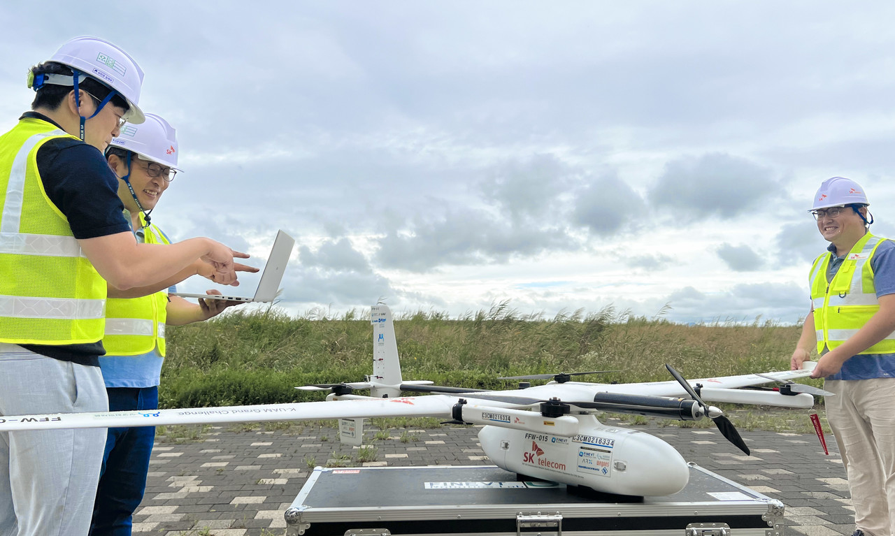 SKT 직원들이 드론을 통해 UAM용 상공망의 품질을 측정하고 있다. (사진=SKT)