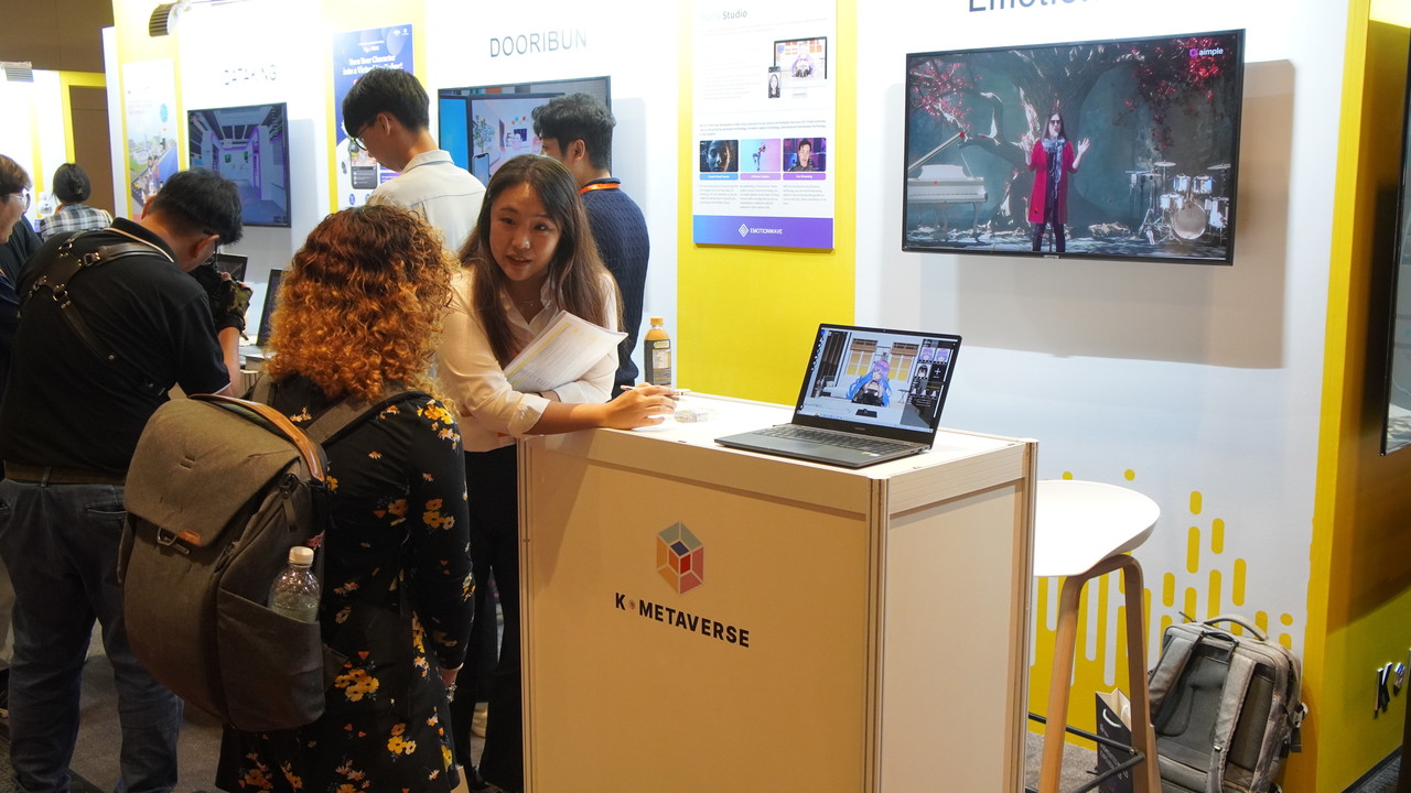 싱가포르 AWE Asia 2023에서 경량화된 AIMPLE Studio를 직접 시연 중인 사진 (사진=이모션웨이브) 