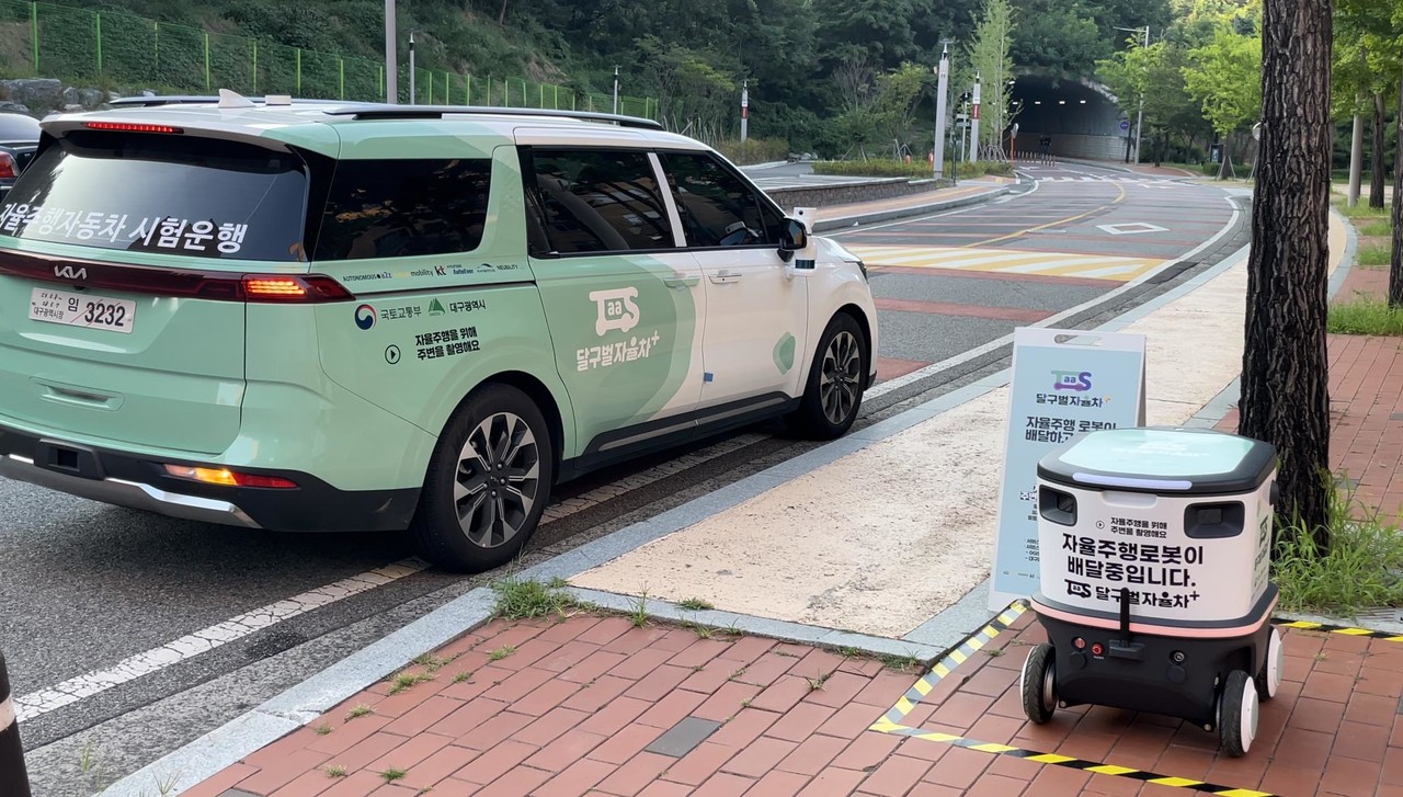자율주행 로봇 ‘뉴비’가 ‘달구벌자율차+’ 모빌리티 서비스에서 배송 실증을 진행하고 있다. (사진=뉴빌리티) 