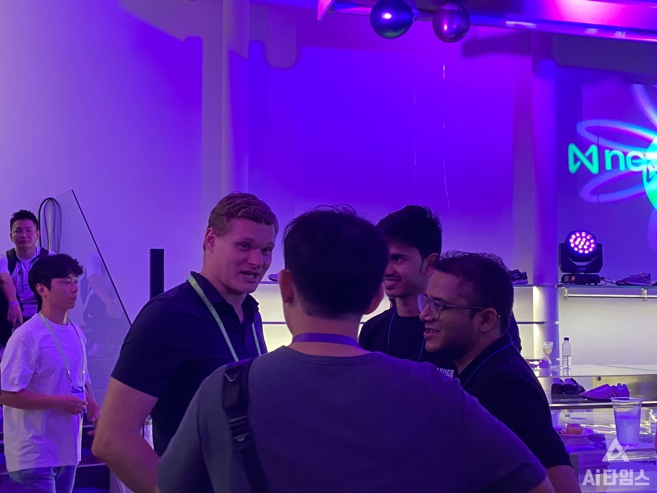 폴로수킨 공동 창립자가 국내외 관계자들과 환담을 나누고 있다.