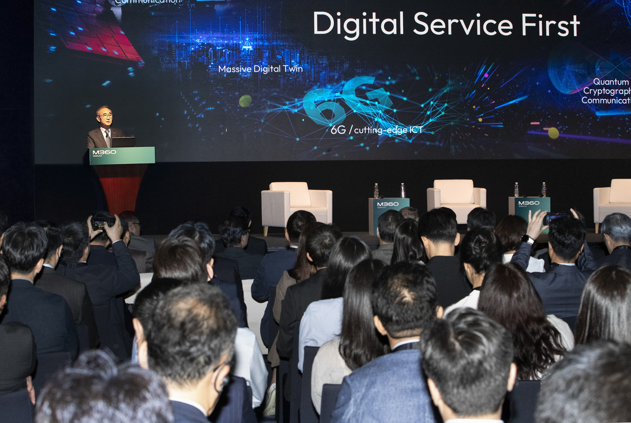 김영섭 KT 대표가 서울 중구 웨스틴조선호텔에서 열린 GSMA M360 APAC 콘퍼런스에서 ‘통신사 주도 디지털 패러다임 전환’을 주제로 기조연설을 하고 있다. (사진=KT) 