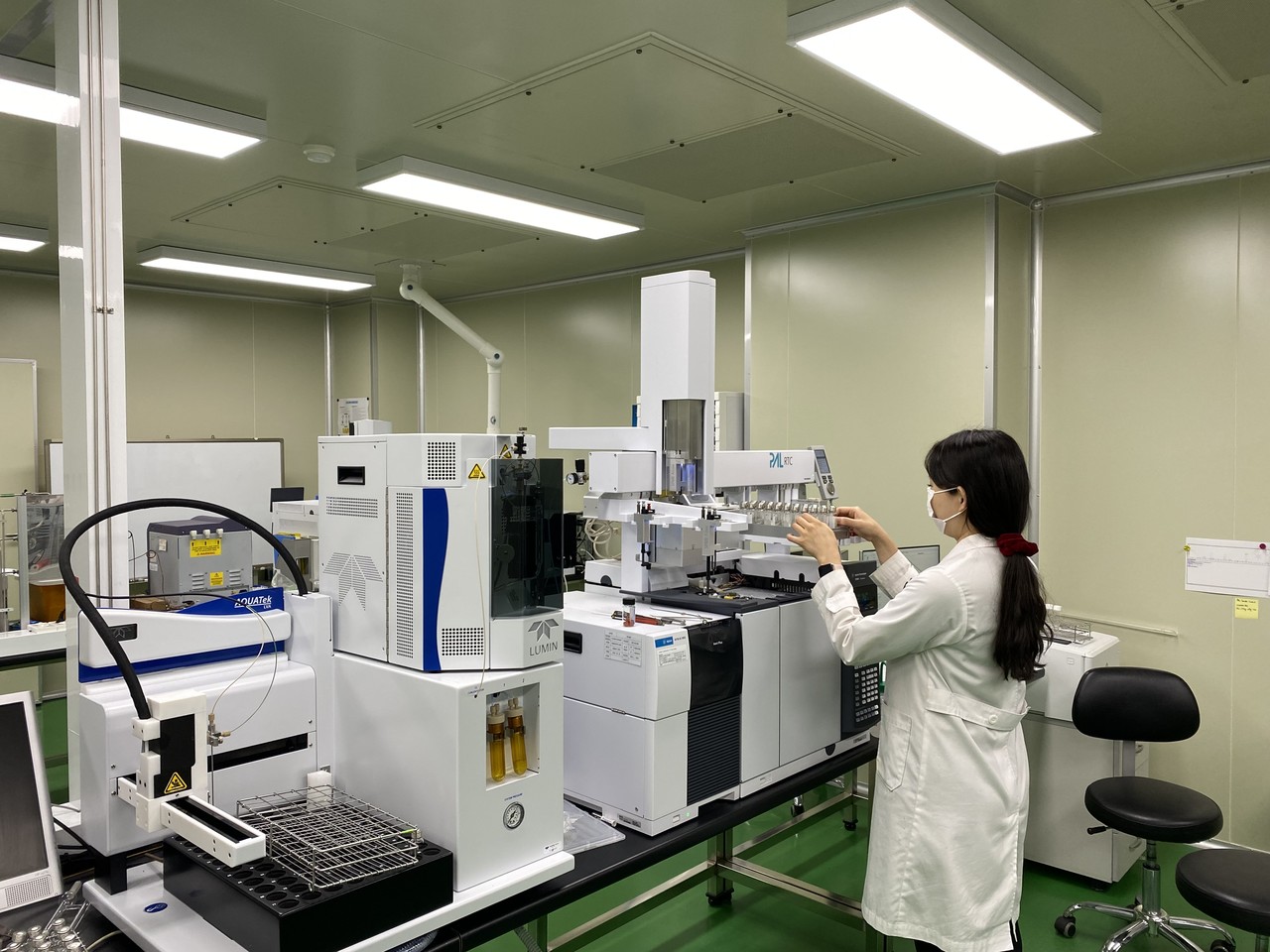 전남도보건환경연구원이  안전한 수돗물 공급을 위해 시군 정수장 등에서 채수해 온 물에 대해 수질 확인 검사를 진행하고 있다.(사진=전남도)