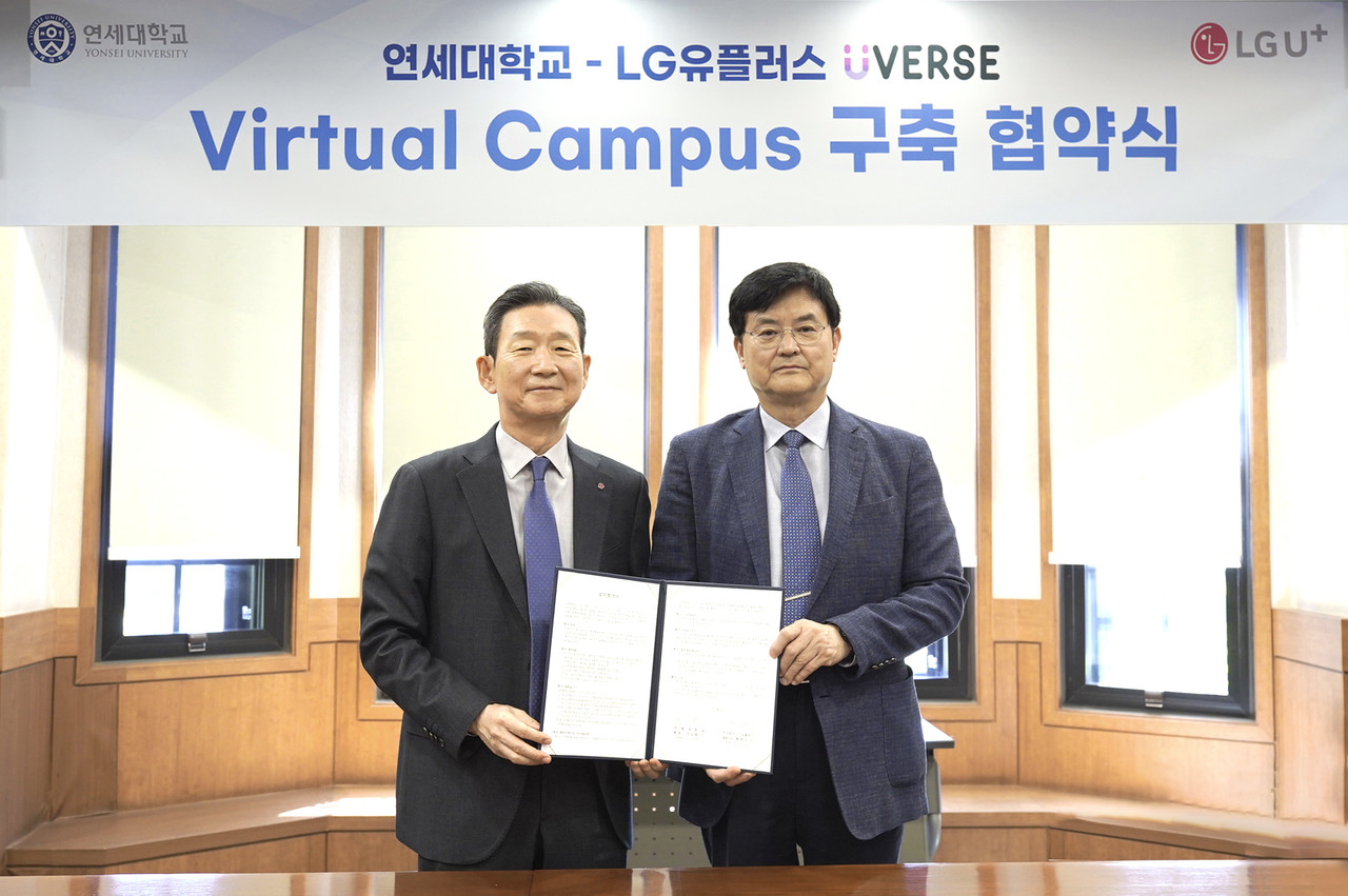 황현식 LGU+ 대표(왼쪽)과 서승환 연세대학교 총장이 업무협약식에서 기념사진을 촬영하고 있다. (사진=LGU+)