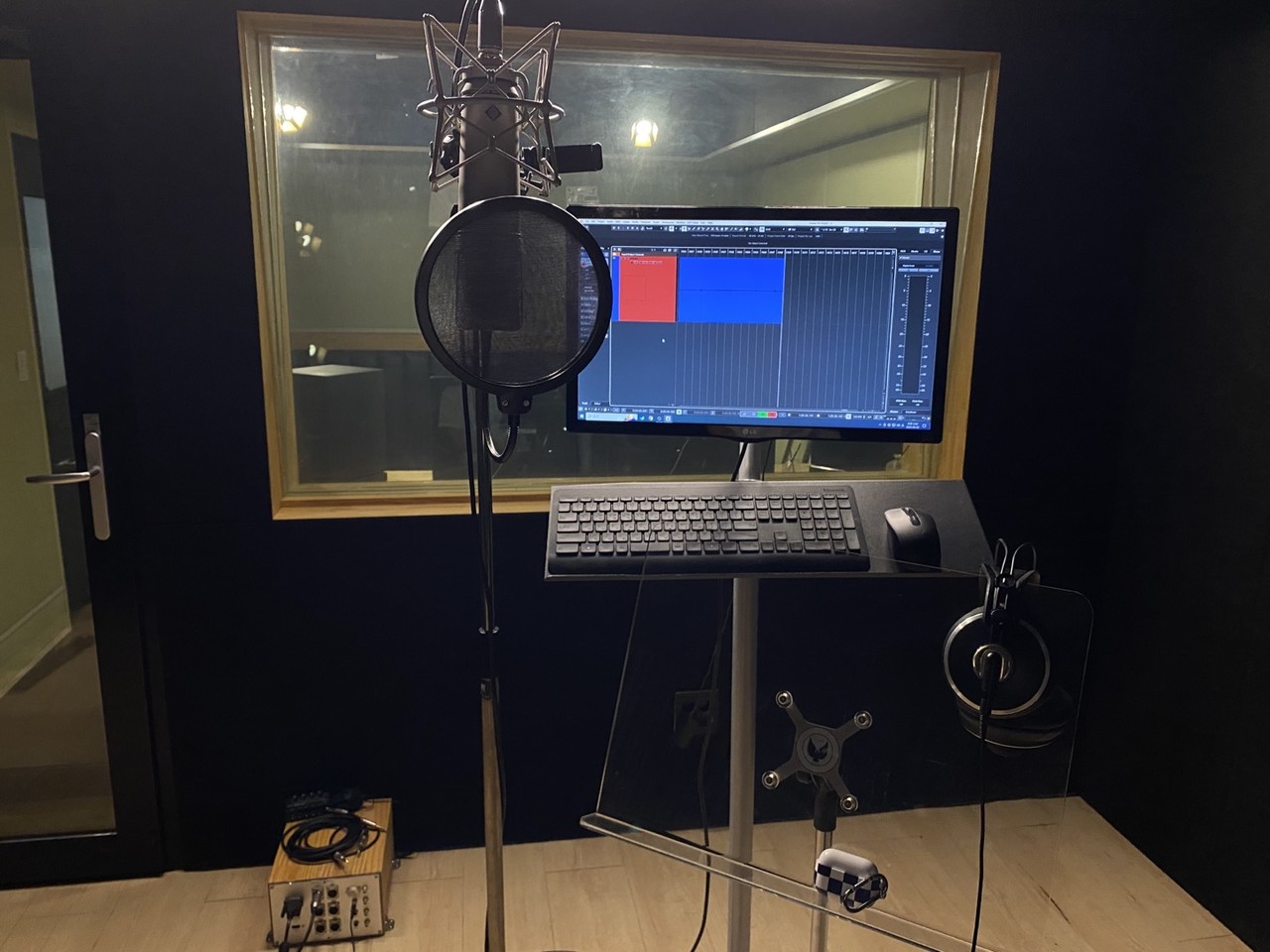 녹음을 진행한 상상엔터테인먼트의 부스