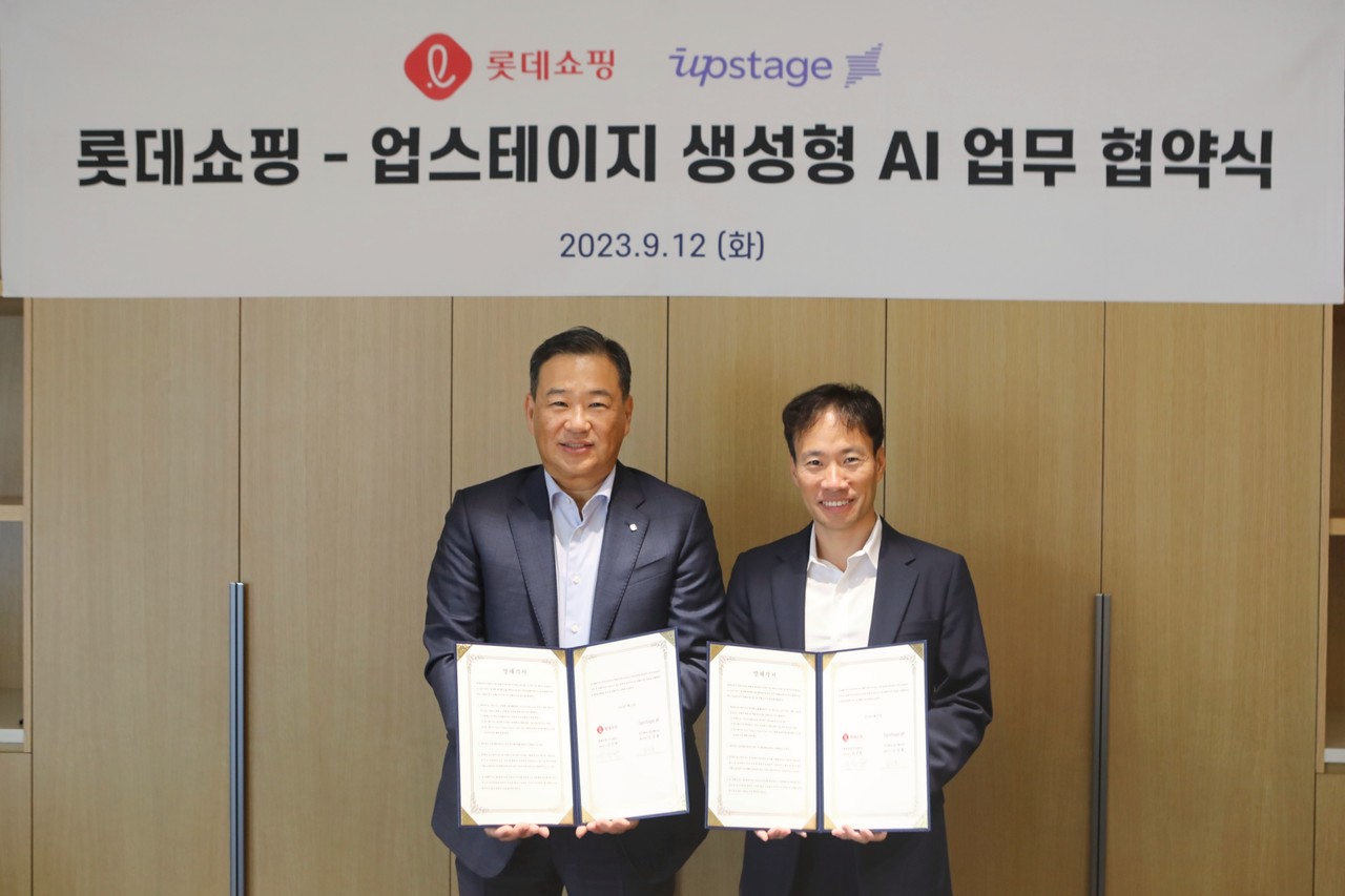 김성훈 업스테이지 대표(오른쪽)와 김상현 롯데쇼핑 총괄대표 부회장이 12일 롯데월드타워에서 생성 AI 업무 협약을 체결했다. (사진=업스테이지) 