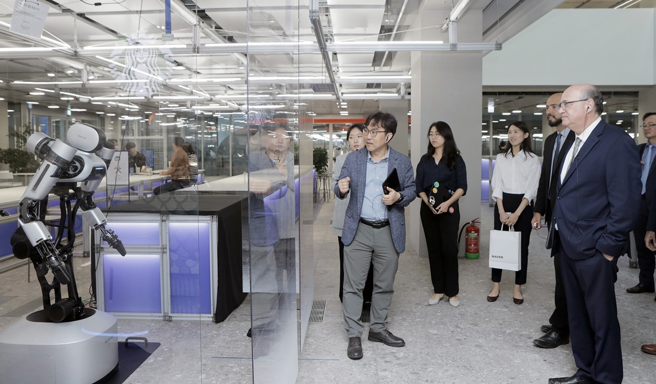 11일 네이버 1784를 방문한 일랑 고우드파잉 IDB 총재와 주요 관계자들 (사진=네이버클라우드)