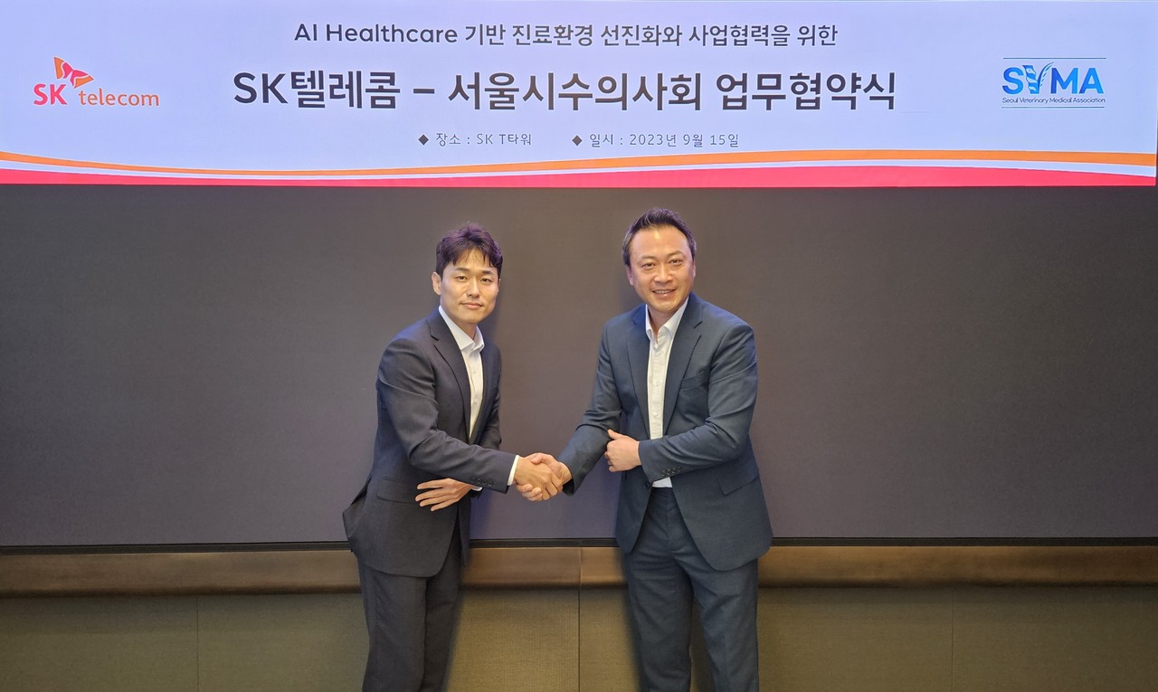 손인혁 SKT 혁신사업담당(왼쪽)과 황정연 서울시수의사회 회장(오른쪽)이 MOU 체결 후 기념촬영을 하는 모습 (사진=SKT)