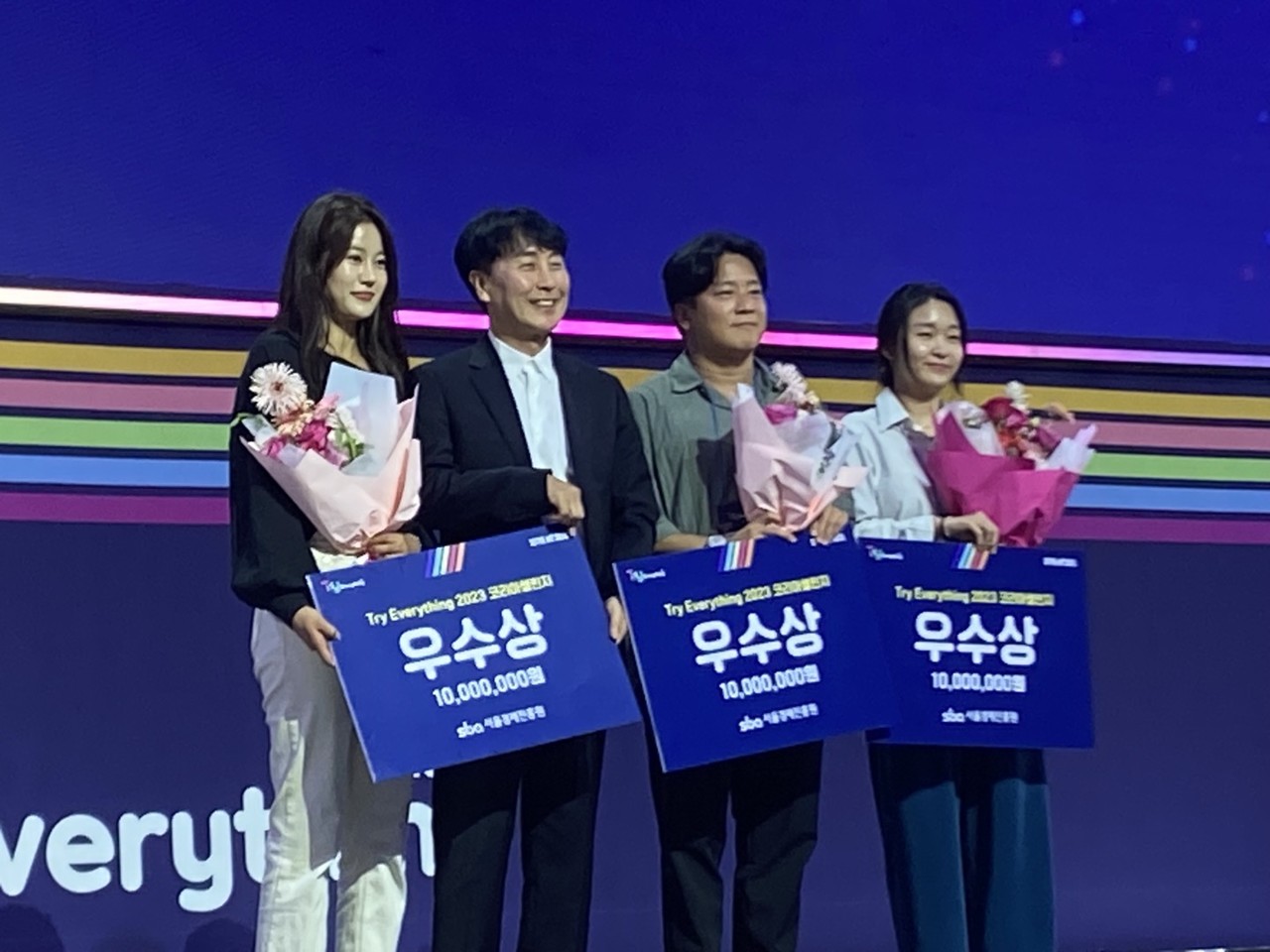 시상자와 우수상 수상자들이 기념 사진을 찍고있다. 