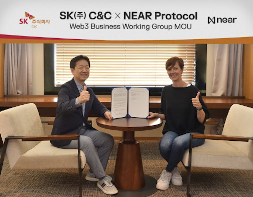 마리에케 플라멘트 니어 재단 CEO(오른쪽)과 최철 SK C&C 웹3 & 컨버전스 그룹장이 MOU체결식에서 포즈를취하고 있다. (사진=니어 프로토콜)