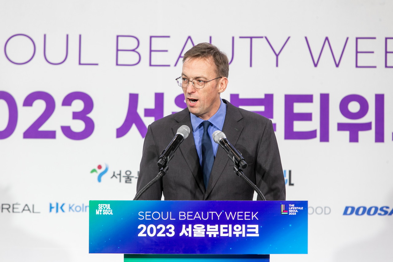  사무엘 뒤 리테일 로레알코리아 대표가 '2023 서울뷰티위크’ 개막식에서 기조연설을 진행하고 있다. (사진=로레알코리아) 