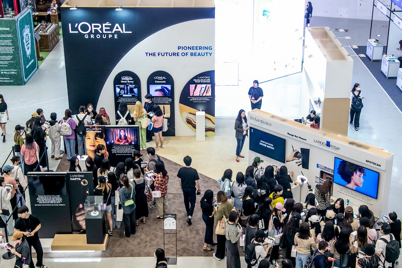 ‘뷰티의 미래를 개척한다’는 주제로 DDP 아트홀 1관에 마련한 전시공간에서 관람객들이 로레알코리아가 선보인 다양한 뷰티 테크 솔루션을 경험하고 있다. (사진=로레알코리아) 