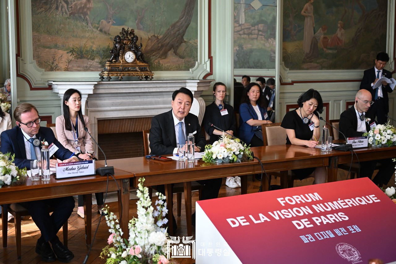 윤석열 대통령이 6월 소르본대에서 열린 파리 디지털 비전 포럼에서 파리 이니셔티브를 선언하고 있다. (사진=대통령실) 