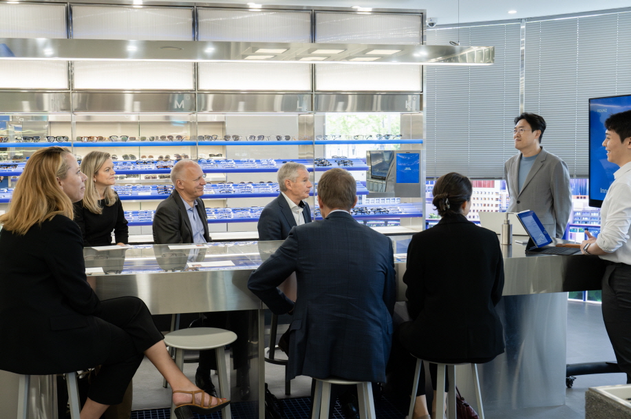 김명섭 대표가 라운즈 플래그십 매장을 방문한 스위스컴 임원단에게 환영 인사를 하고 있다. (사진=라운즈) 