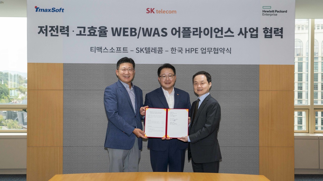  이형배 티맥스소프트 대표(왼쪽부터), 최일규 SKT 부사장, 김영채 한국 HPE 대표가 업무협약식에서 포즈를 취하고 있다. (사진=SKT)