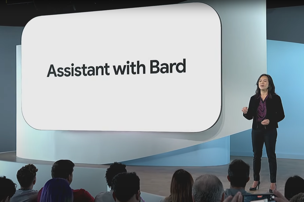 시시 샤오 구글 어시스턴트 및 바드 부사장이 '바드 탑재 어시스턴트'를 소게하고 있다. (사진=유튜브 구글 채널 'Made By Google '23' 캡처)