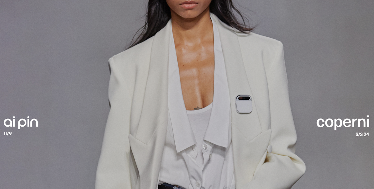 Broche de Naomi Campbell preso em sua jaqueta no desfile de moda Coperni (Imagem = Homin)