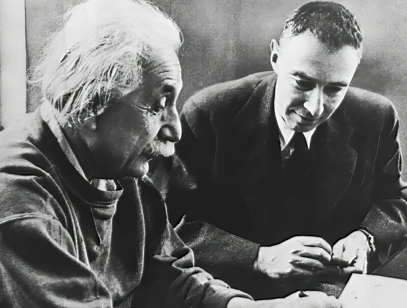 아인슈타인과 오펜하이머 (사진=위키피디아)