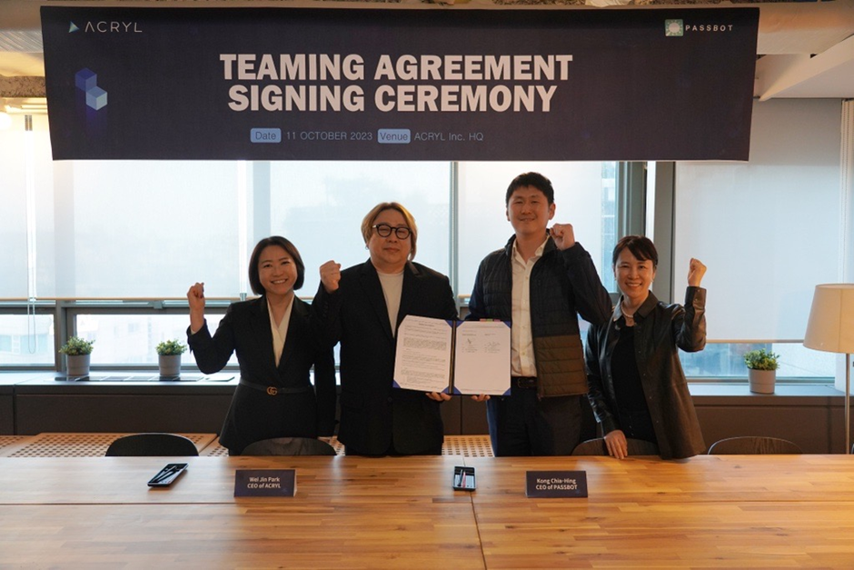 박외진 아크릴 대표(가운데 오른쪽)와 쿵 치아힝 패스봇 대표(가운데 왼쪽) 등 양사 관계자들이 파트너십 체결 후 기념촬영을 하고 있다. (사진=아크릴) 