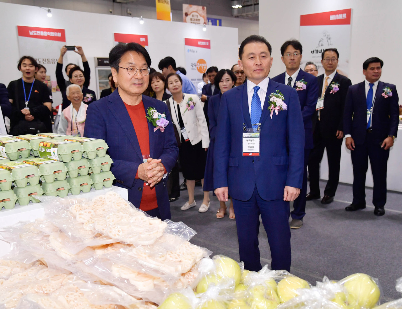 강기정 광주시장(왼쪽)이 12일 김대중컨벤션센터에서 열린 ‘2023 광주식품대전’ 개막식에 참석, 이종화 대구시 경제부시장 등 내빈들과 전시장을 둘러보고 있다.(사진=광주시)