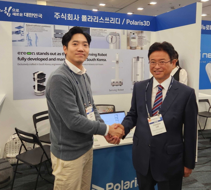 곽인범 폴라리스쓰리디 대표(왼쪽)와 이철우 경상북도 도지사가 세계한인비즈니스대회 폴라리스쓰리디 부스에서 기념 사진 촬영을 하고 있다.  (사진=폴라리스쓰리디)
