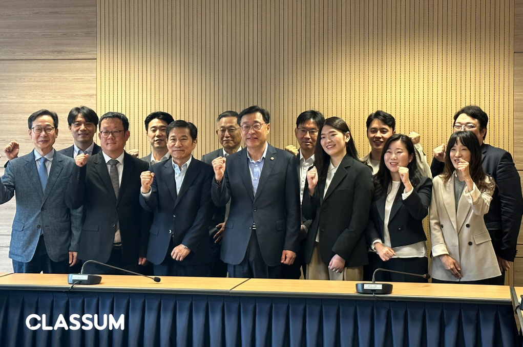 이채린 클라썸 대표(오른쪽 세번째)가 ‘SaaS기업 글로벌 진출 지원 간담회’에 참석, 기념사진을 찍고 있다. (사진=클라썸) 