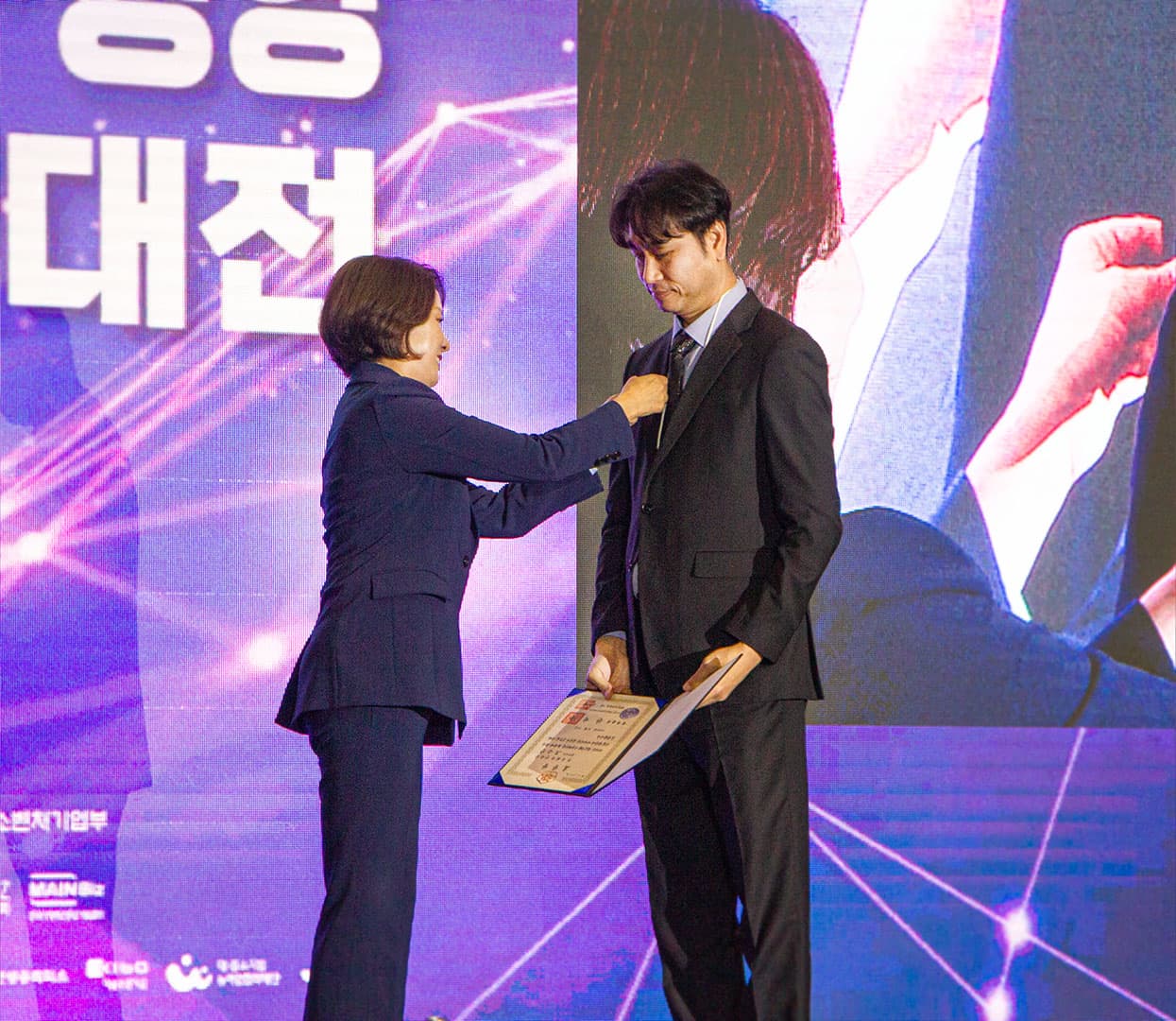 중소기업 혁신 유공 시상식에서 오승진 인피닉 상무이사가 이영 중소벤처기업부 장관으로부터 국무총리 표창을 받고 있다. (사진=인피닉)