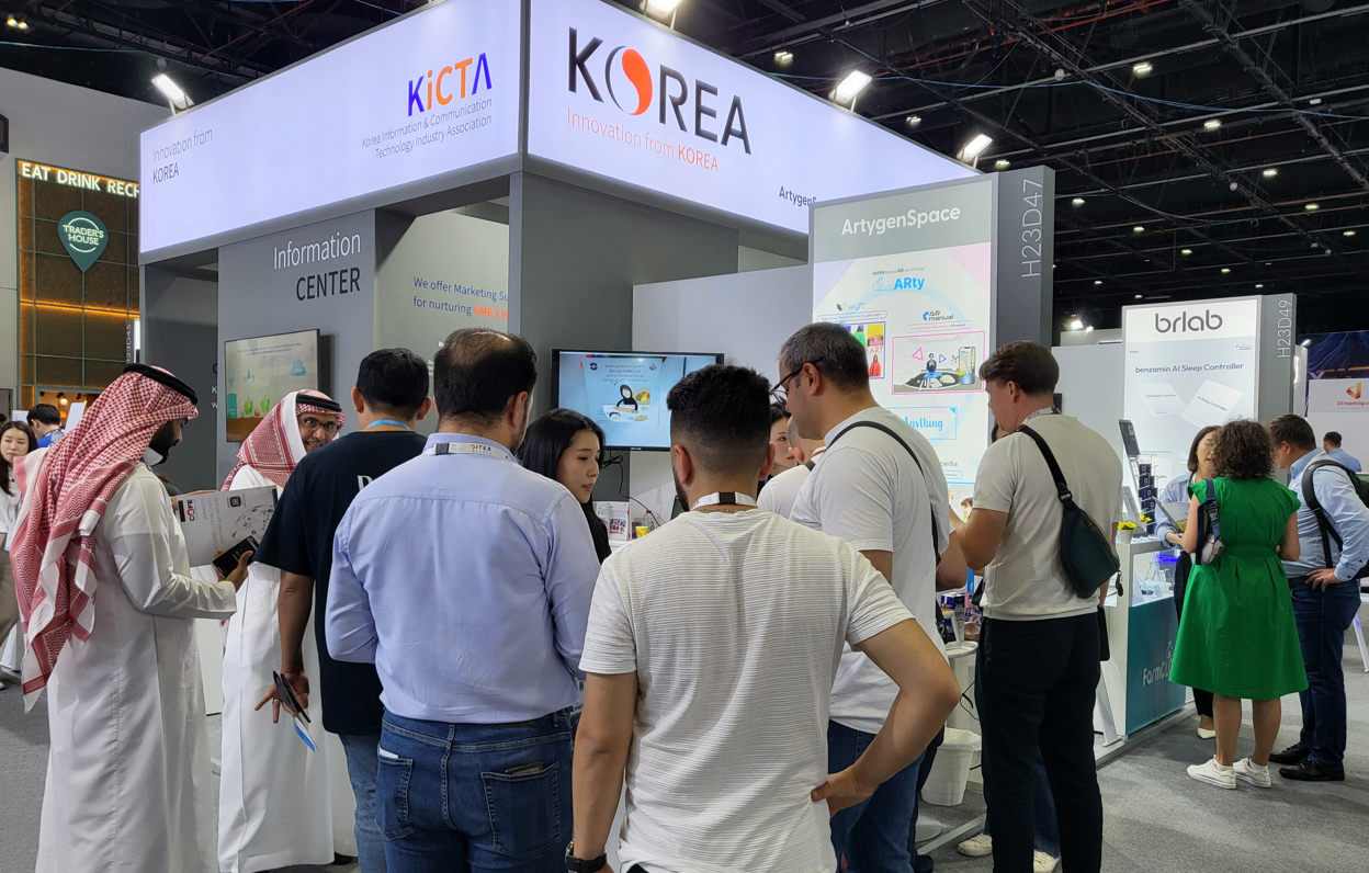 GITEX 2023 글로벌 커리아관에서 해외 바이어들이 상담을 진행하고 있다. (사진=KICTA)