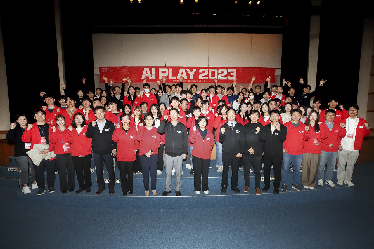 대회에 참가한 KT 그룹 임직원들이 단체사진을 촬영하고 있다. (사진=KT)