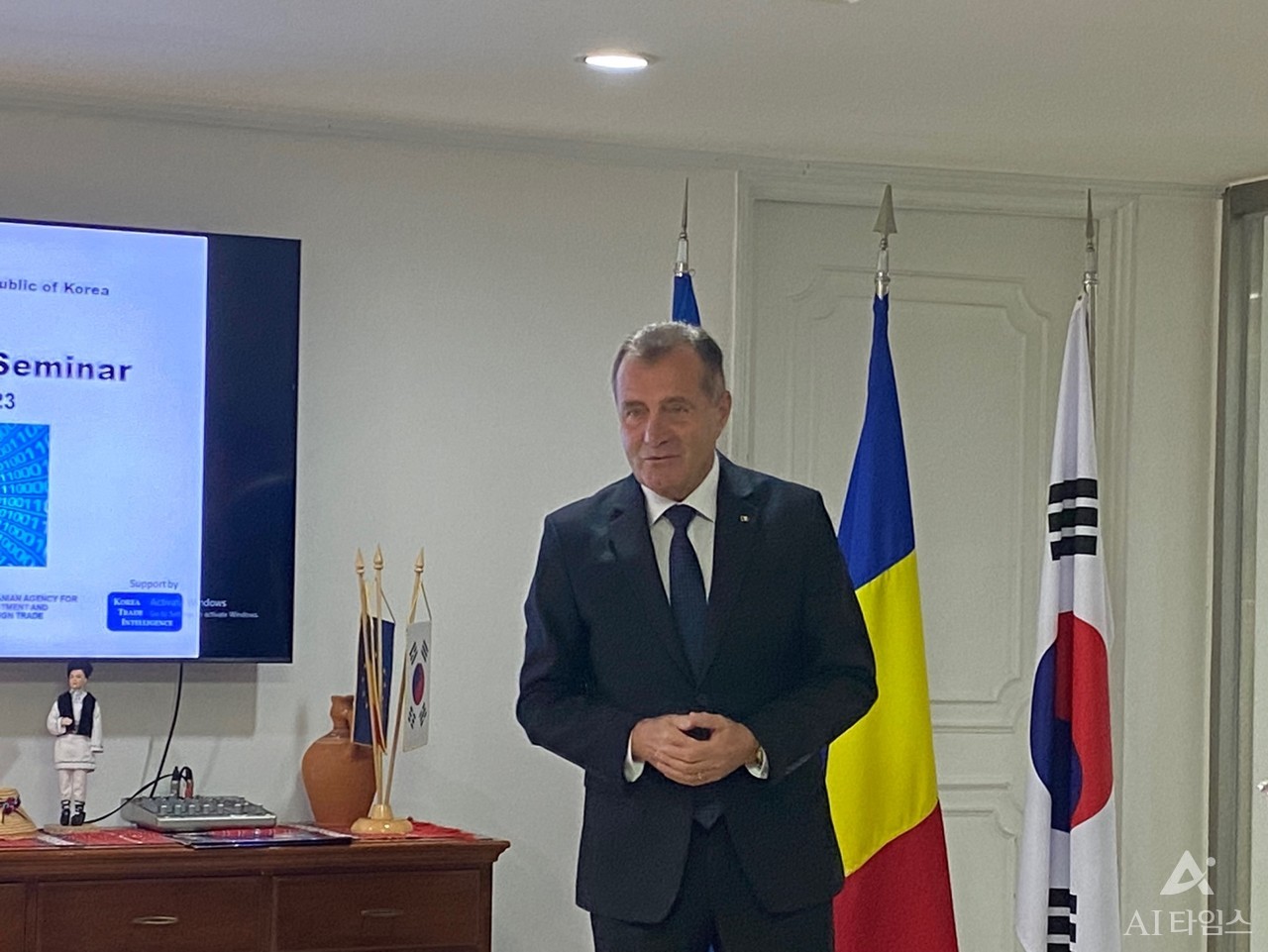 체자르 아르메아누 루마니아 대사가 환영사 및 행사소개를 진행하고 있다.