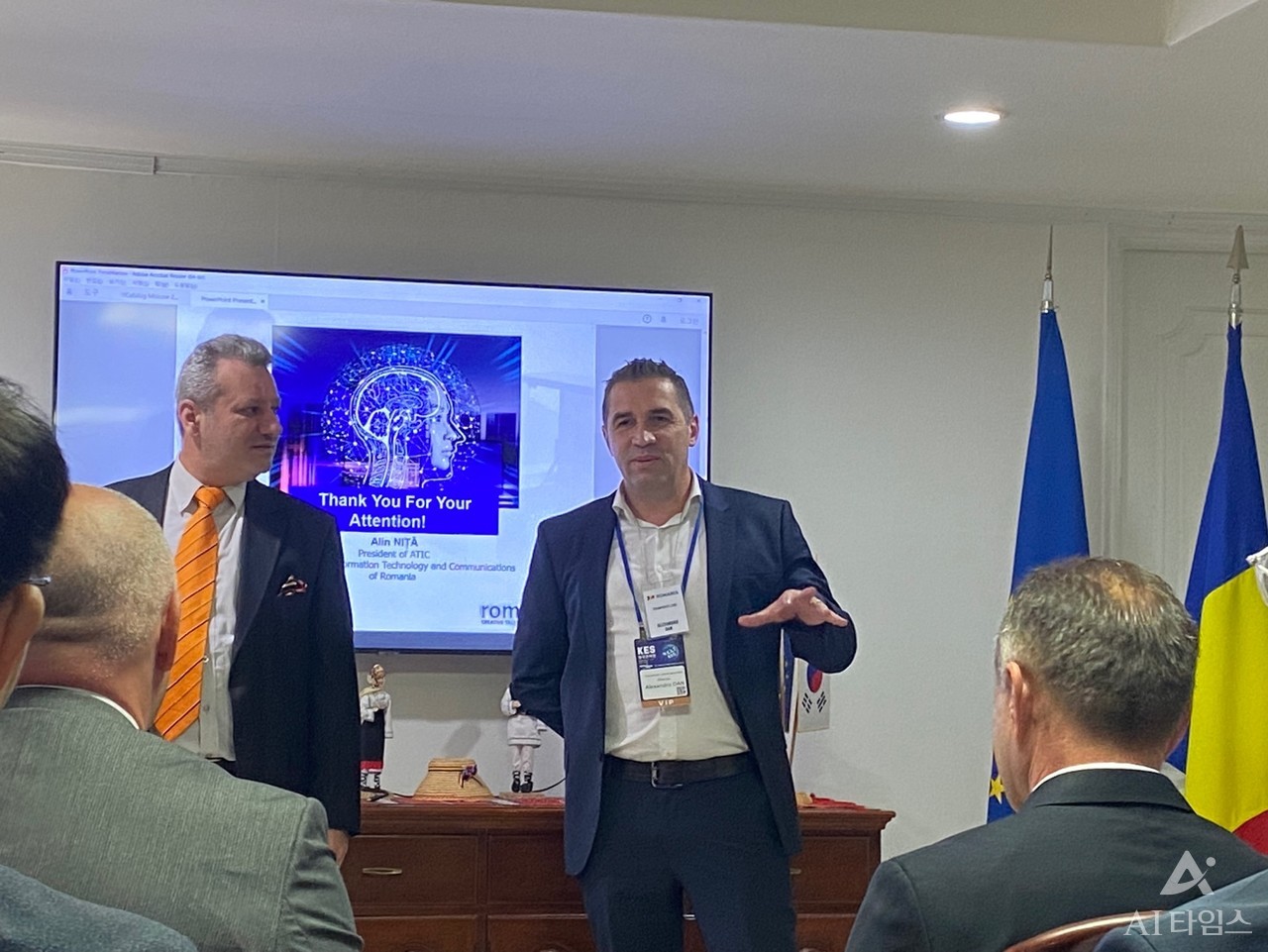 알렉산드루 단 크립톤랩스 대표가 회사를 소개하고 있다. 