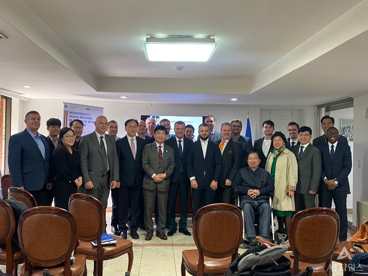 행사 이후 참가자들이 모여 단체 사진을 찍고 있다.  