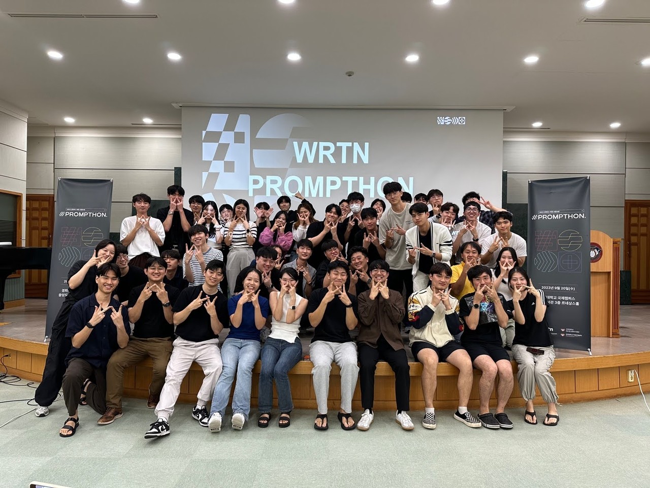 서울 경희대학교에서 열린 뤼튼 프롬프톤 참가자들의 기념 촬영 (사진=뤼튼) 