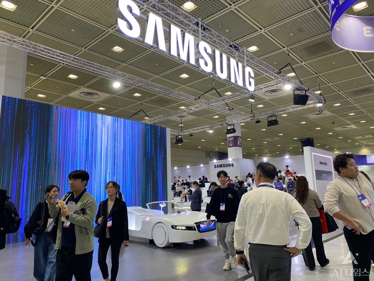 콘셉트카를 내세운 삼성전자 부스  