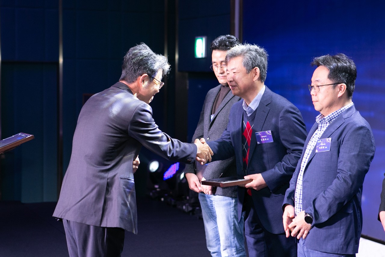 김경수 애자일소다 대표(오른쪽 가운데)가 ‘코리아 AI 스타트업 100’ 졸업기업으로 선정돼 수상에 참여하고 있다. (사진=애자일소다)