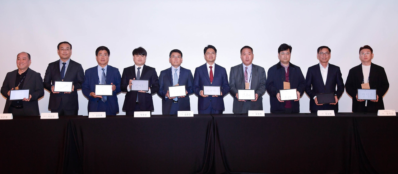 박준형 인피닉 대표(왼쪽에서 두번째)와 김광진 광주광역시 문화경제부시장(오른쪽에서 다섯번째)이 27일 투자협약서 체결 기념 사진촬영을 하고 있다. (사진=인피닉) 
