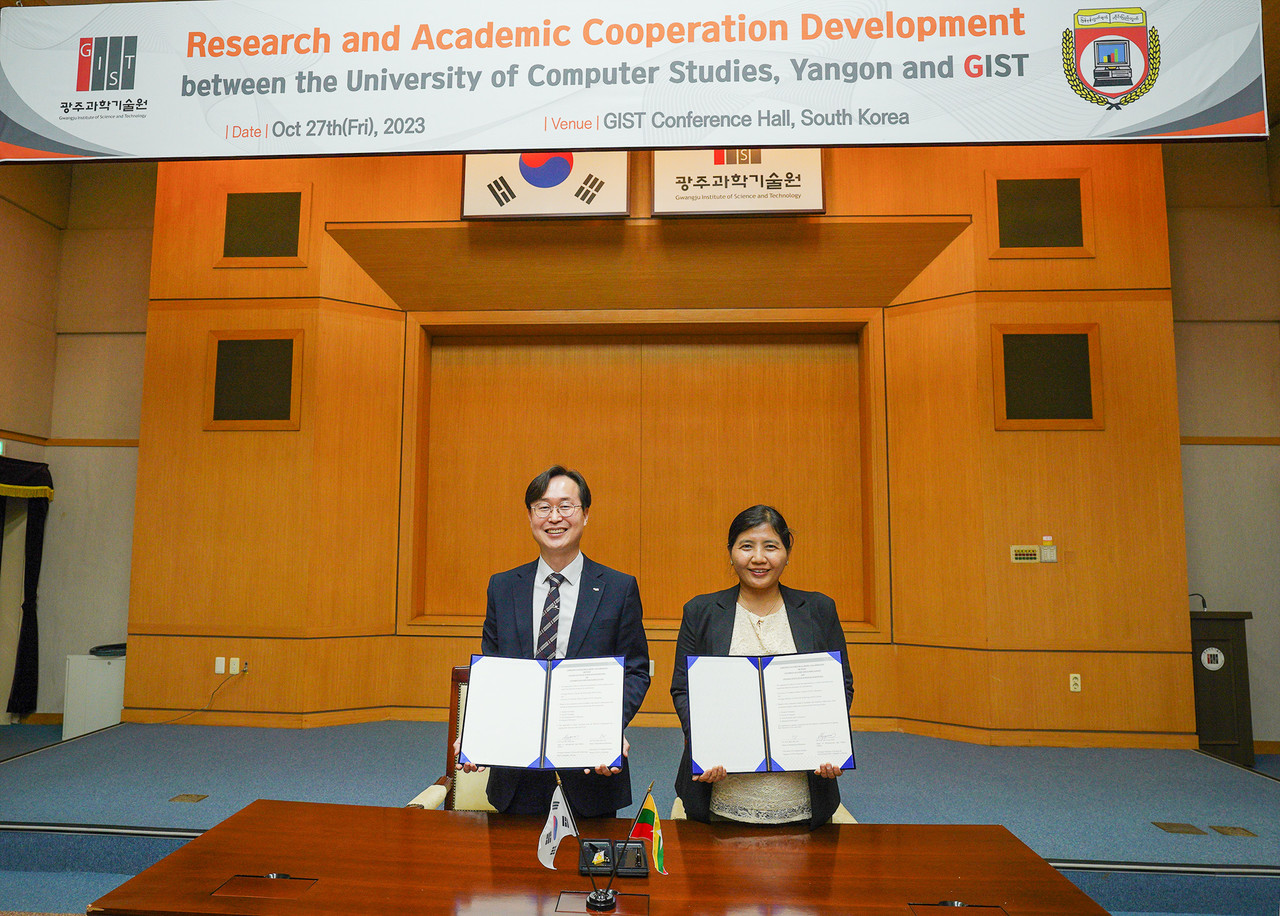 김재관 GIST 대외협력처장(왼쪽)과 미에 미에 킨 양곤 컴퓨터대학교 총장이 기념 촬영을 하고 있다. (사진=GIST)
