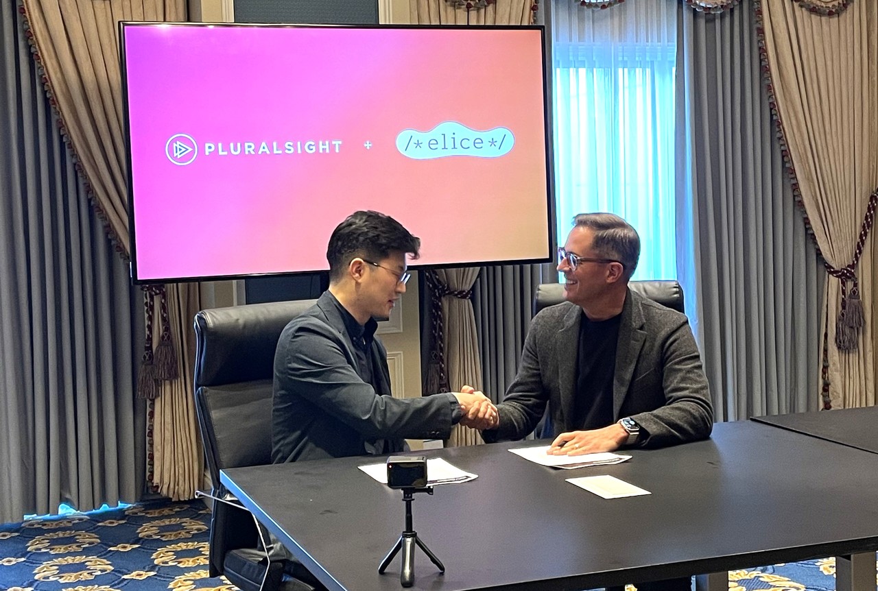 김재원 엘리스그룹 대표(왼쪽)와 아론 스콘나드 플루럴사이트 설립자 겸 CEO가 파트너십 체결식에서 악수를 나누고 있다.  (사진=엘리스그룹)