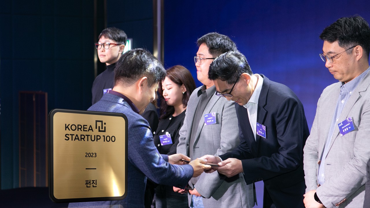전지훈 펀진 전무(오른쪽 첫번째)가 '코리아 AI 스타트 100' 인증패를 수여 받고 있다. (사진=펀진)