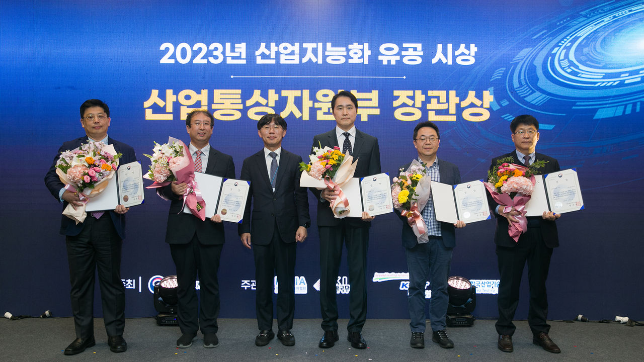 이재혁 마키나락스 대표(오른쪽 두번째)가 시상식에서 기념촬영을 하고 있다. (사진=마키나락스) 