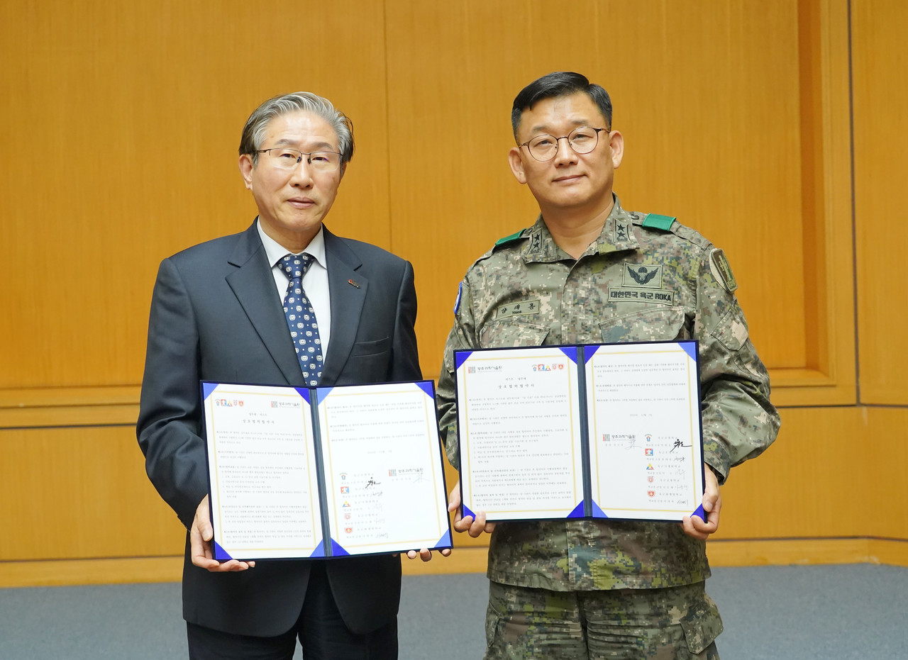 임기철 GIST 총장(왼쪽)과 양태봉 상무대 육군 포병학교장 소장이 'AI 과학기술강군 육성 MOU' 체결 기념 촬영을 하고 있다. (사진=GIST)