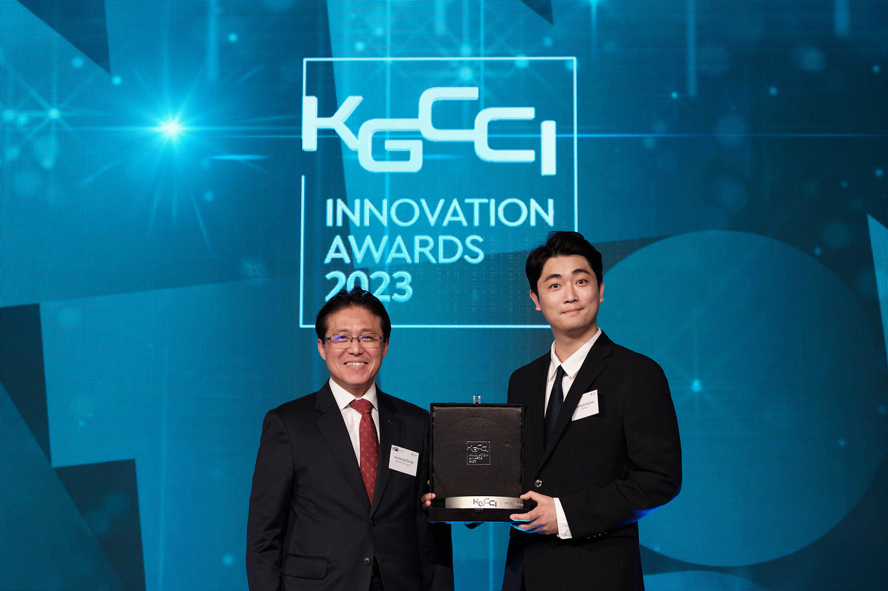  김대훈 누비랩 대표(오른쪽)가 시상식에서 기념 촬영을 하고 있다. (사진=누비랩) 