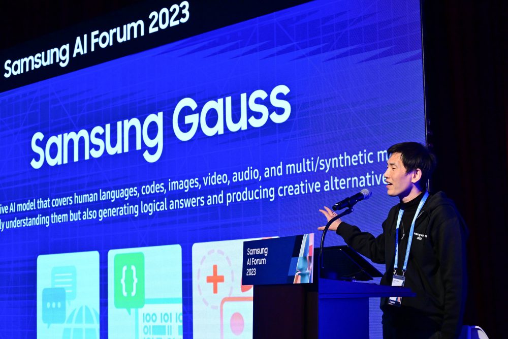 Samsung Electronics Vice Chairman Kim Dae-hyun introduces Gauss at the 'Samsung AI Forum 2023' on the 8th. (Photo=Samsung Electronics)