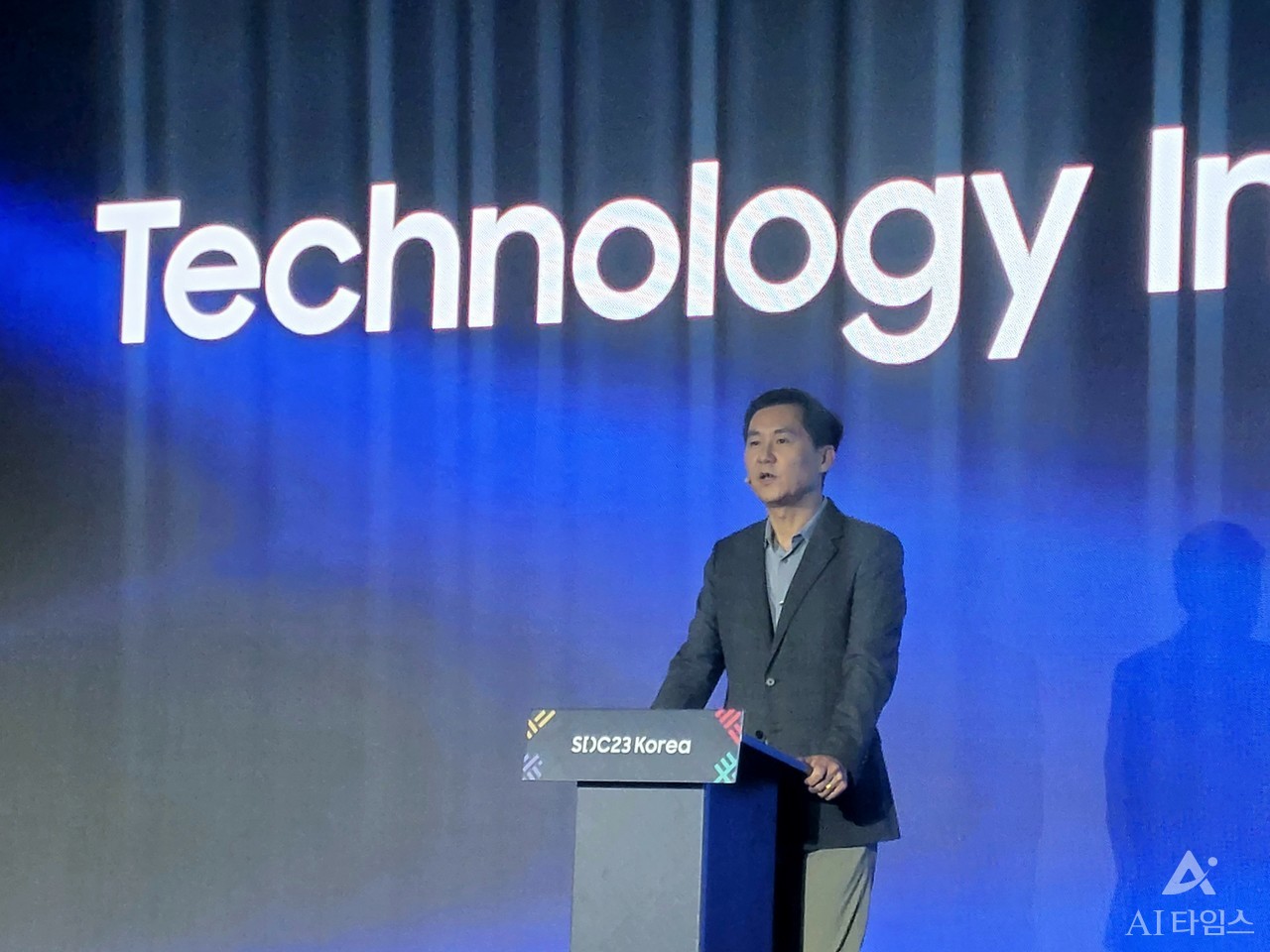 전경훈 삼성전자 DX부문 CTO가 환영사를 진행하고 있다. 