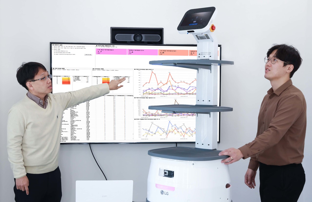  LG유플러스 직원들이 로봇 이용 고객 경험을 개선하기 위해 데이터 분석 리포트를 리뷰하고 있는 모습 (사진=LG유플러스) 