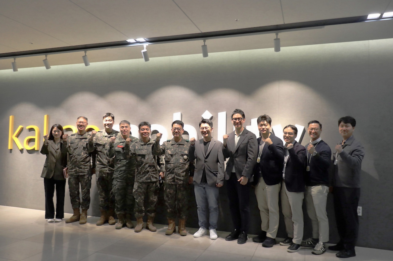 이정휘 준장(좌측 여섯번째),과 류긍선 카카오모빌리티 대표(우측 여섯번째) 등 관계자들이 카카오모빌리티 사옥에서 기념촬영을 하고 있다. (사진=카카오모빌리티) 